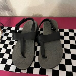 Vionic sandals size 9.5